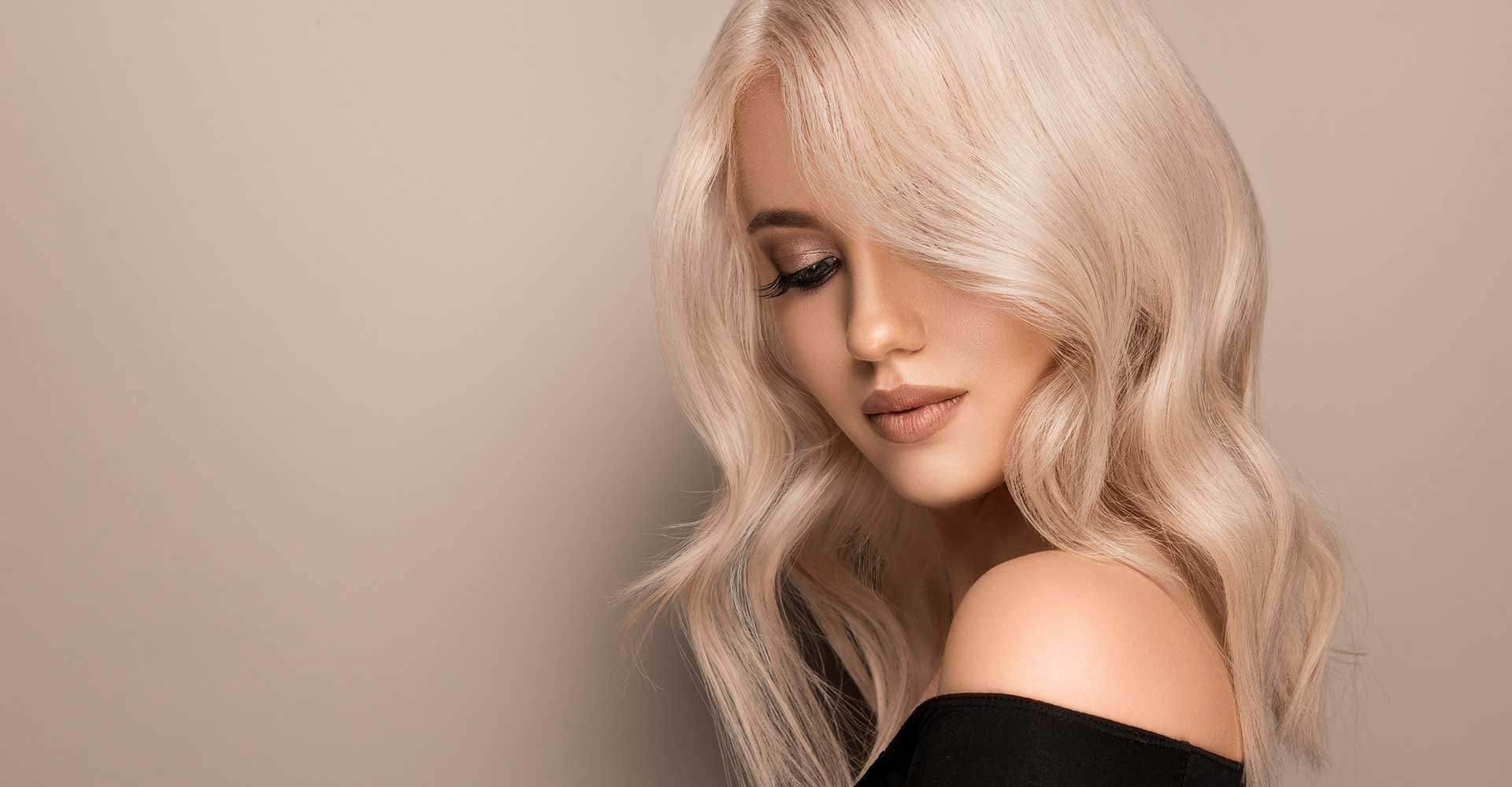 Modelo Loira Com Cabelo Curto